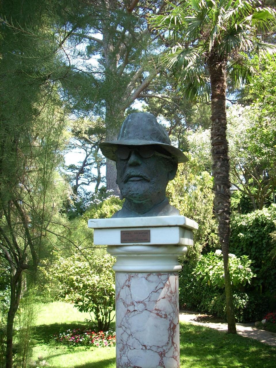 Axel Munthe's bust, Villa San Michele, Anacapri - 04.JPG